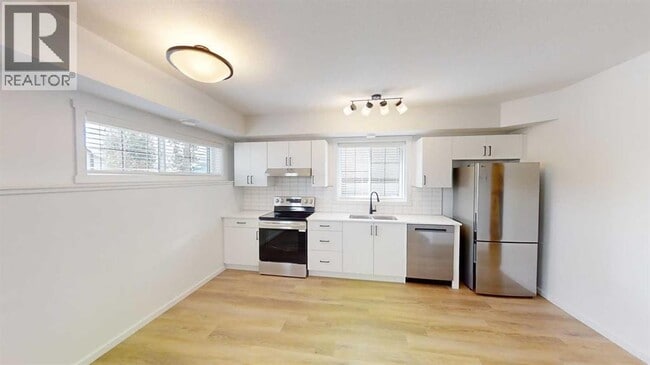 Photo - 10101-10105 105 Ave