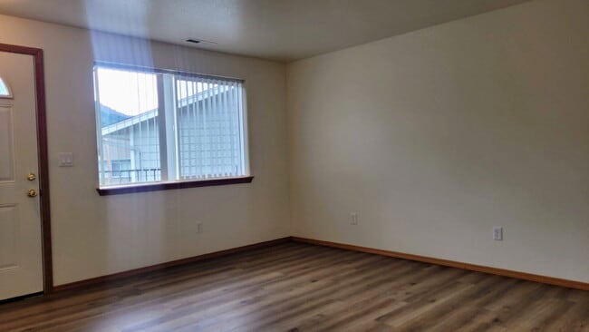 Photo - 499 Maylea Pl