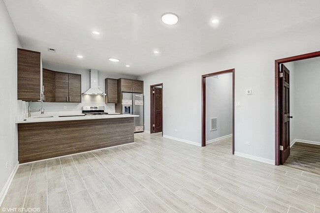 Photo - 6808 N Clark St