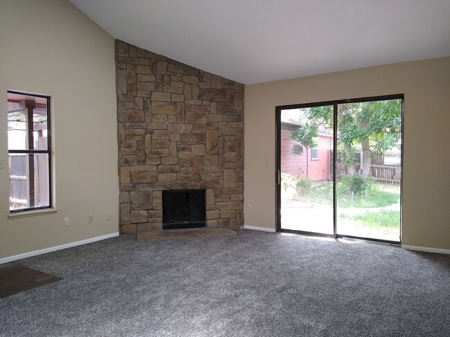 Building Photo - Charming 2 Bedroom 2 Bath w/ Large Yard, 1 Car Garage and Central Air/Heat