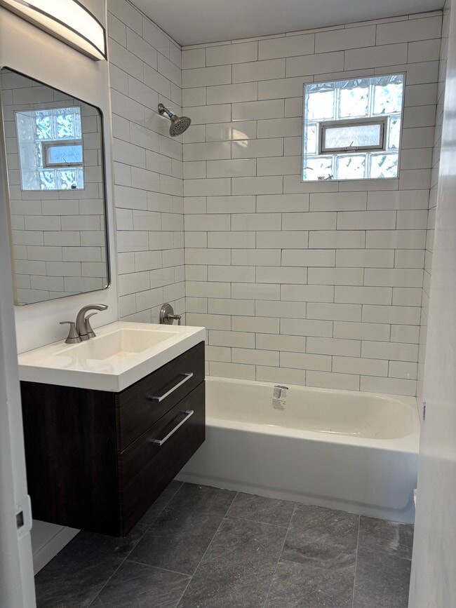 Building Photo - 5000 N Austin Ave Unit 1E