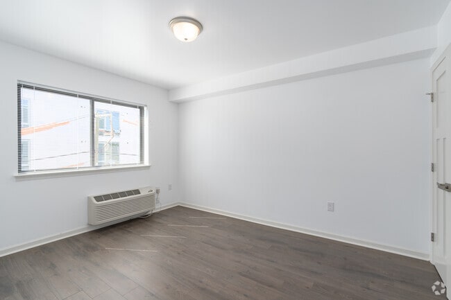 1BR, 1BA - 622SF Bedroom