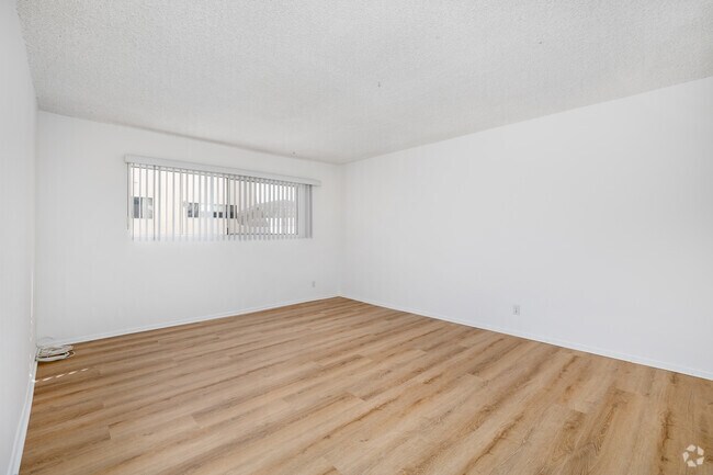 2BD, 2BA - 1,200SF - Primary Bedroom