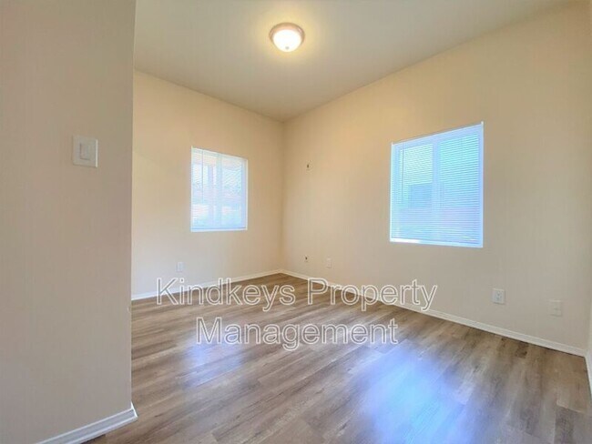 4674 Iowa St