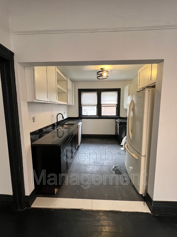 Photo - 2475 Gladstone St