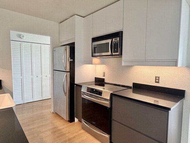 Photo - Lovely Fremont 2 Bedroom - Stellar Location! AVAILABLE 8/10/2026!