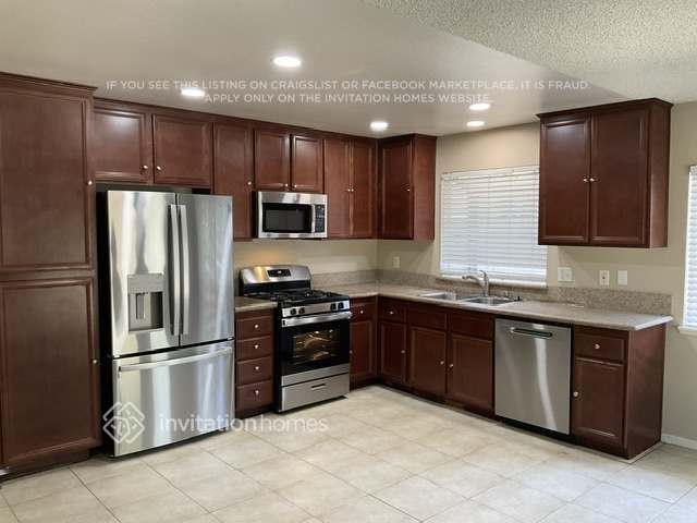 Photo - 2155 E Alondra St