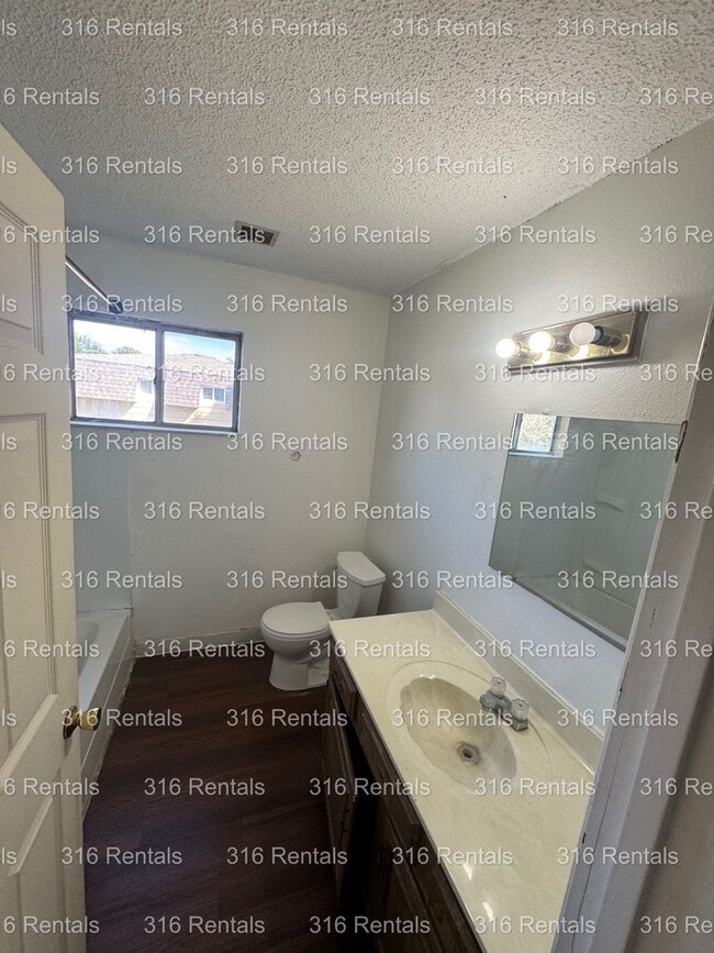 Building Photo - $850- 2 bed 1 bath - Townhomes