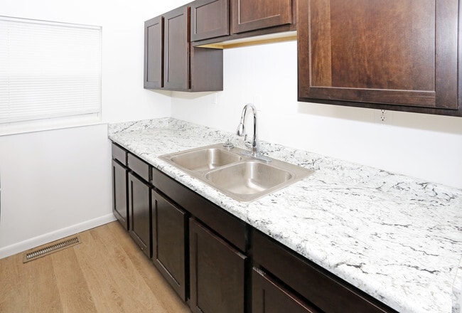2BR,1.5BA, Townhouse - Aspen Court