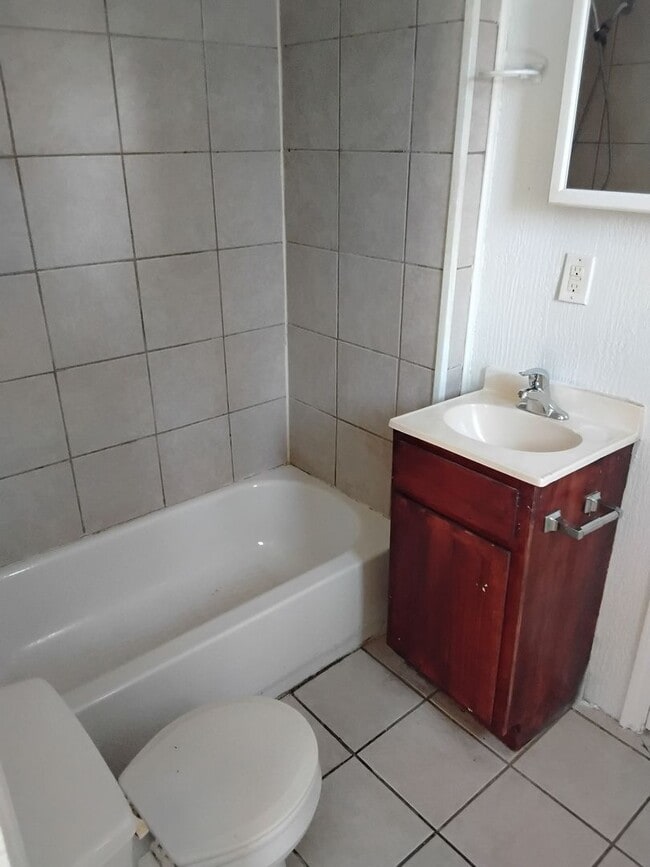 Photo - 946 W Poplar St