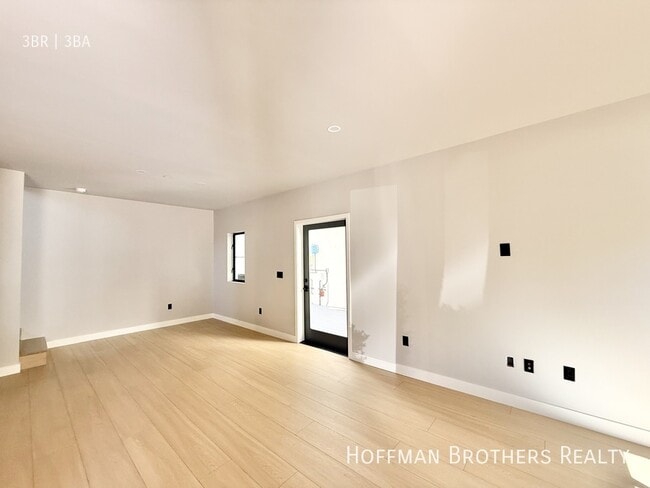 Building Photo - 1249 S Plymouth Blvd Unit 1249