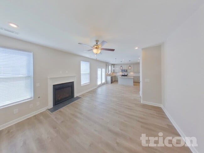 Photo - 323 Disley Way