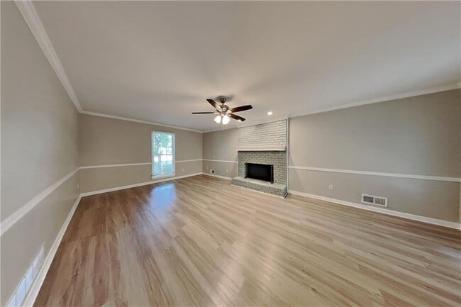 Photo - 2358 Marneil Dr NE