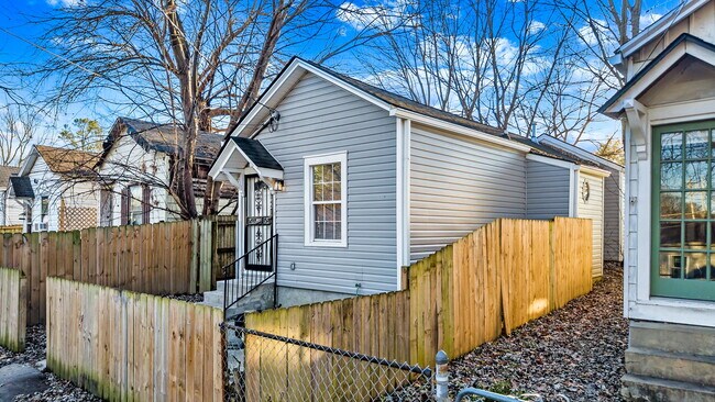 Photo - 944 Brent St