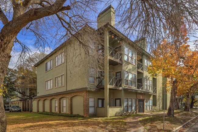 Building Photo - 807 W 25th St Unit 104