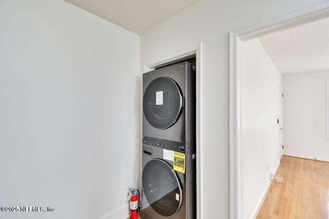 Photo - 3658 Herschel St