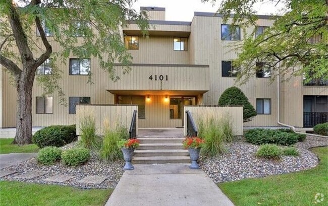 Building Photo - Cedarwood Condos - Cable, Internet & Under...