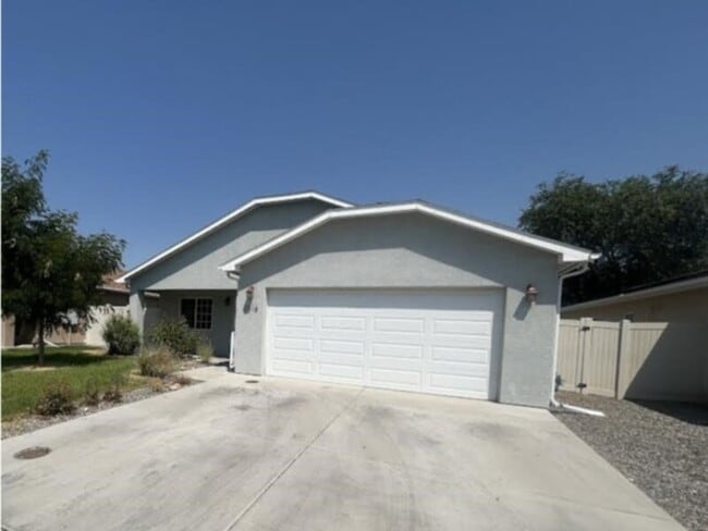 Building Photo - Duplex Near CMU with New carpet Rental