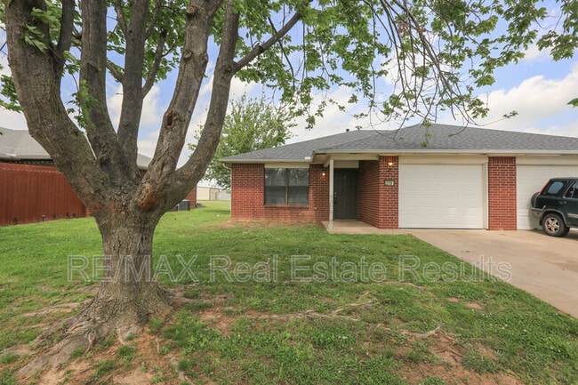 Building Photo - 2219 W Roselawn St