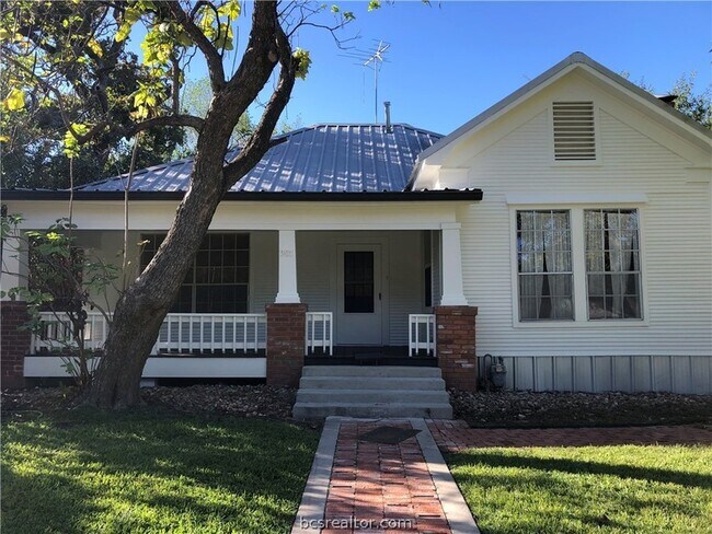 907 W 26th Street - 907 W 26th Street House
