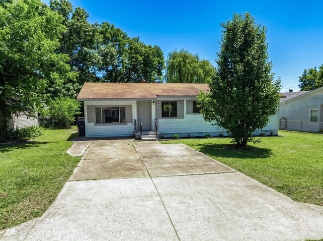 Building Photo - ***Free Month Rent, Low Deposit*** Freshly Updated 3 Bedroom House