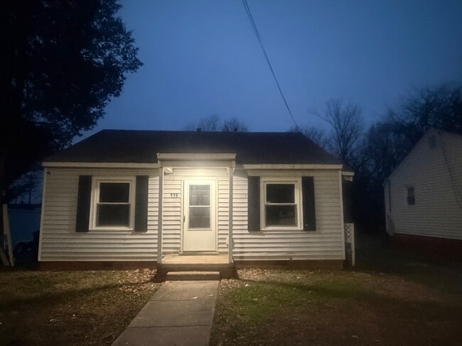 Building Photo - 419 E 6th St