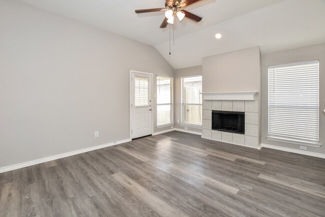 Photo - 717 Rockett Ln