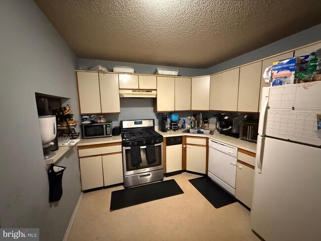 Building Photo - 5 Chamberlin Ct