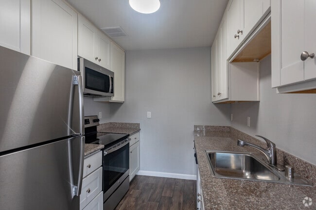 1HAB, 1BA - 800 ft² - 720 North Apartments