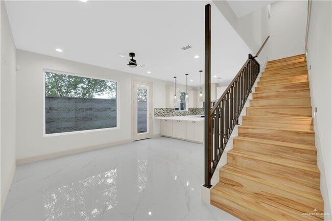 Photo - 18 Canary Ave