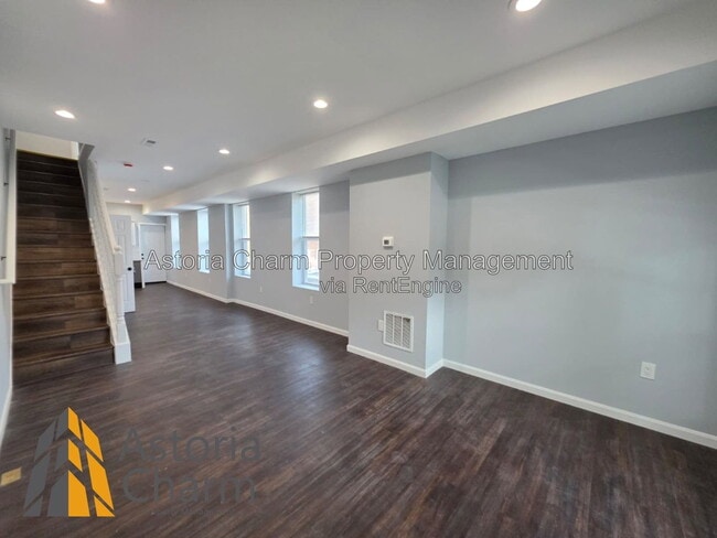 Photo - 2920 E Madison St
