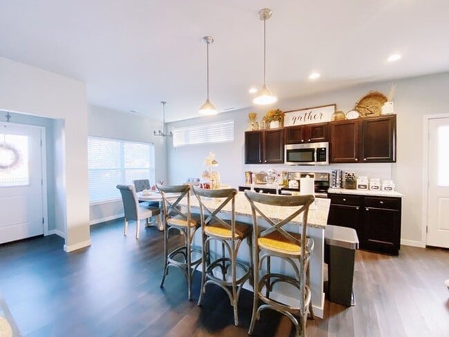 Building Photo - Ellis Flats Townhomes | Modern 3 Bedroom /...