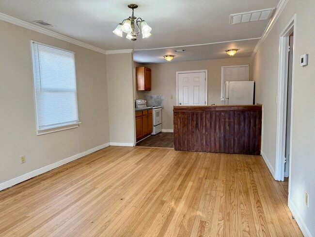 Photo - 2550 Lyman St