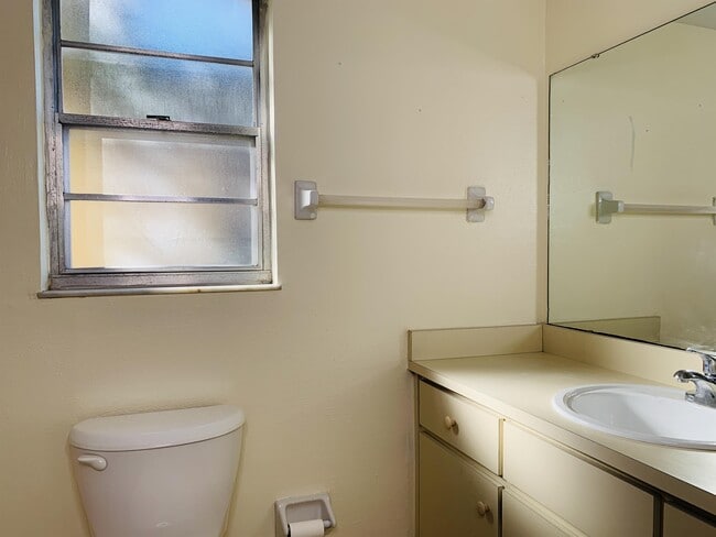 Photo - 115 Windtree Ln