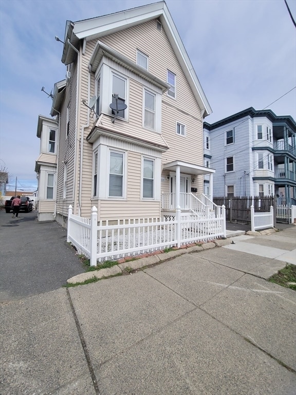 Building Photo - 26 Endicott St Unit 2