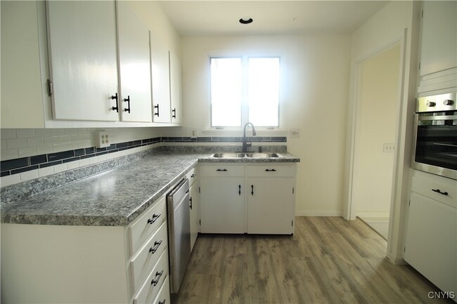 Photo - 301 Thompson Blvd