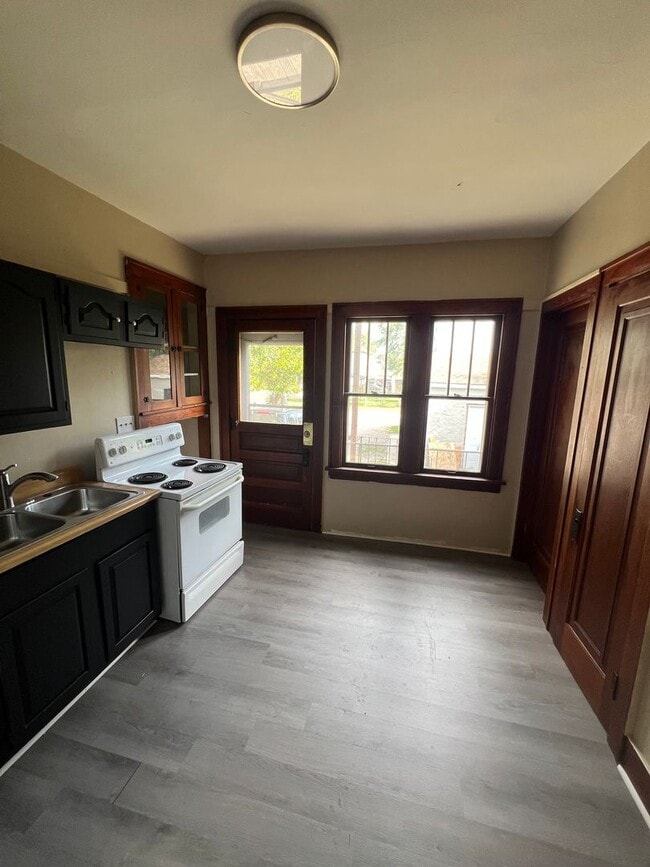 Building Photo - 811 E Elm Ave Unit 811 E Elm Ave #1