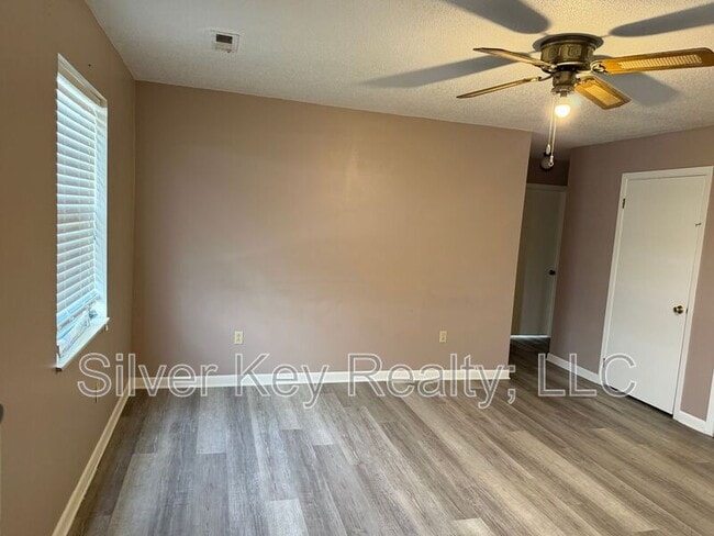 Photo - 823 Englewood Rd