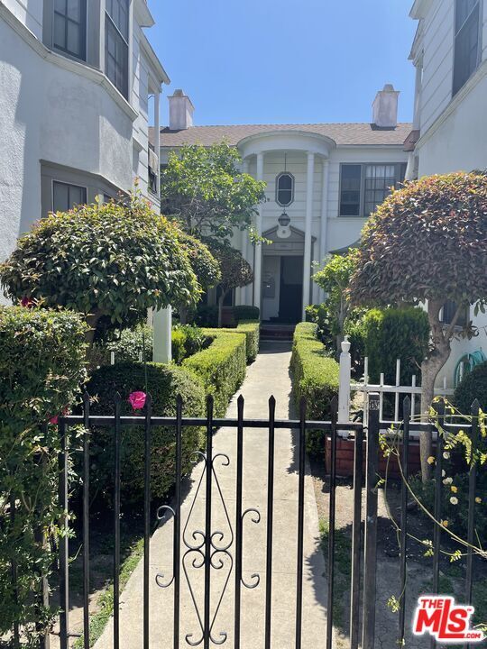 Photo - 750 N St Andrews Pl Unidad 102 Rental