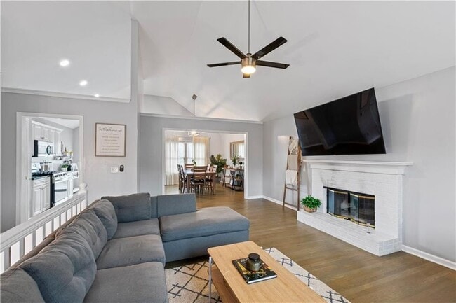 Photo - 2437 Pondside Pl NE