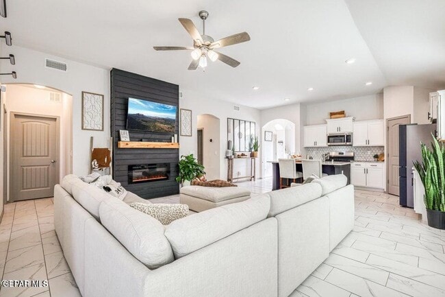 Photo - 329 Samuel Vis St