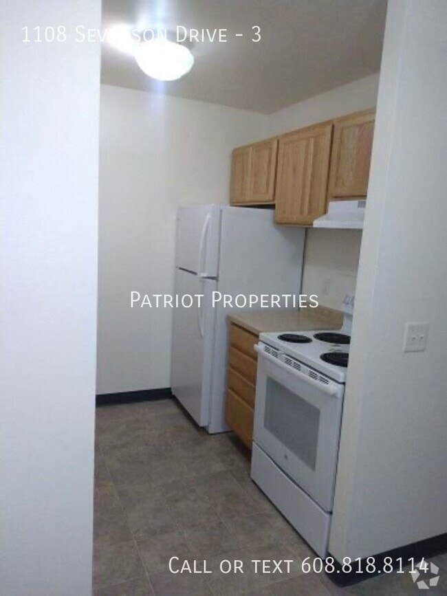 Building Photo - 1 bedroom/ 1 bath apartment in Sun Prairie... Unit 3