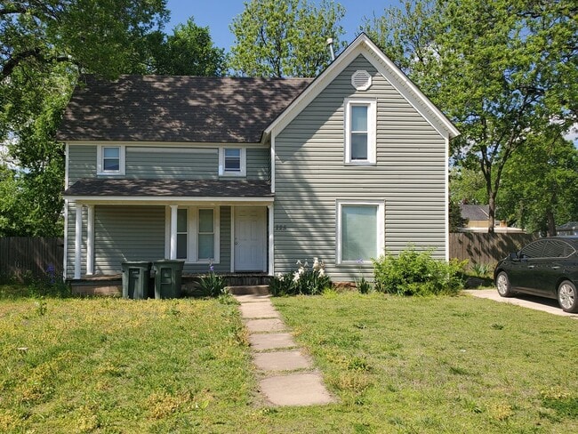 Building Photo - 4 bed 2 bath house in Edmond, OK next to UCO campus