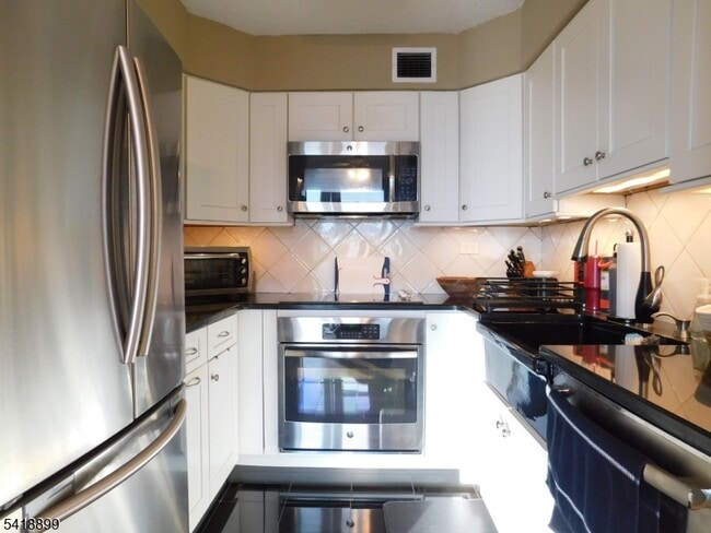 Building Photo - 300 Main St Unit 604