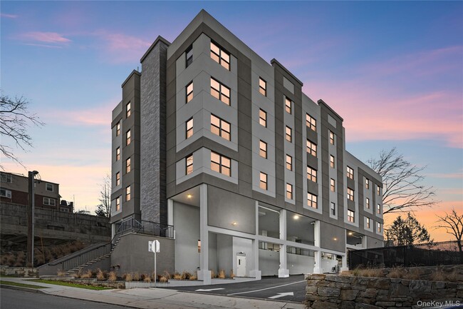 Building Photo - 135 Wakefield Ave Unit 204