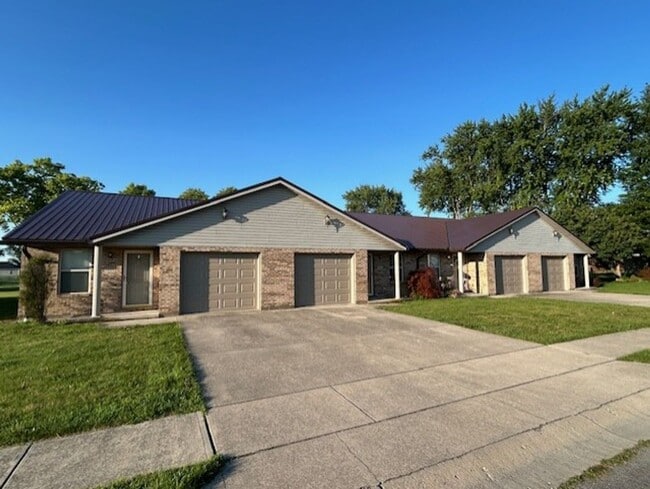 Building Photo - 2-Bedroom Ranch in Peaceful Piqua Neighbor... Unit 1421 Fairfax Rental