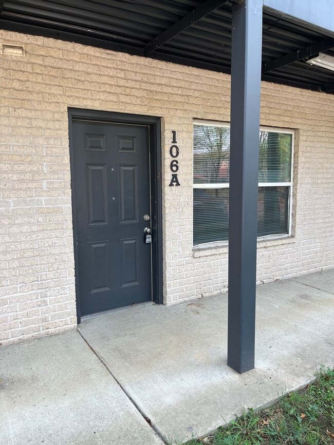 Building Photo - 2515 Martin St Unit 106A