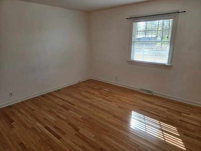 master bedroom - 10025 N Oak St Unit 10025
