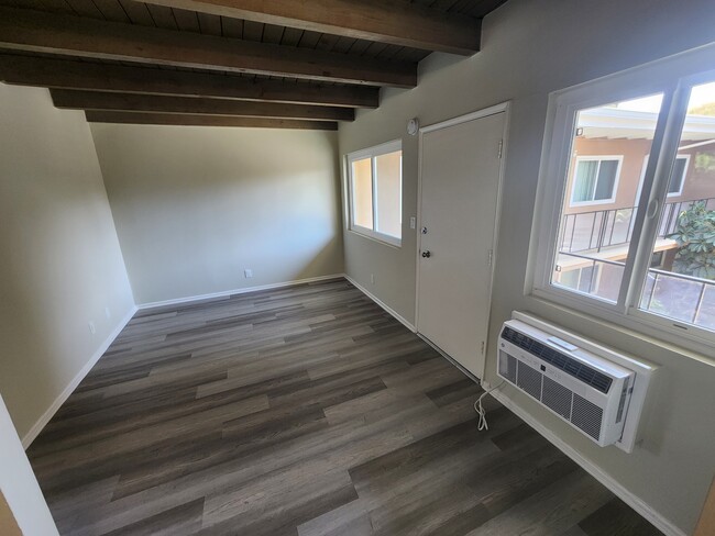 Photo - 15043 Victory Blvd Unit 11