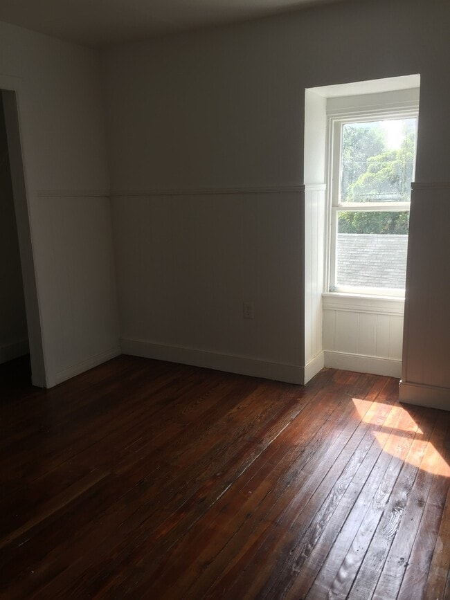 Photo - Large 2nd Floor, 4 Bedroom Apartment in York City Near Farquhar Park